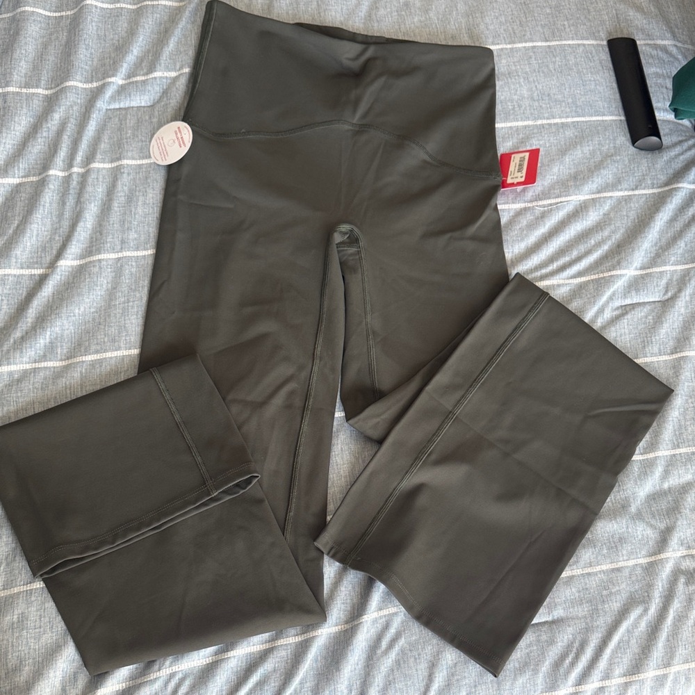 Women's Spanx Booty Boost Flare Yoga size medium tall
BNWT
